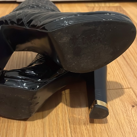 Tory Burch Leigh Black Patent Leather Croc Quilted Bootie Gold Hardware 7.5 - Picture 11 of 15